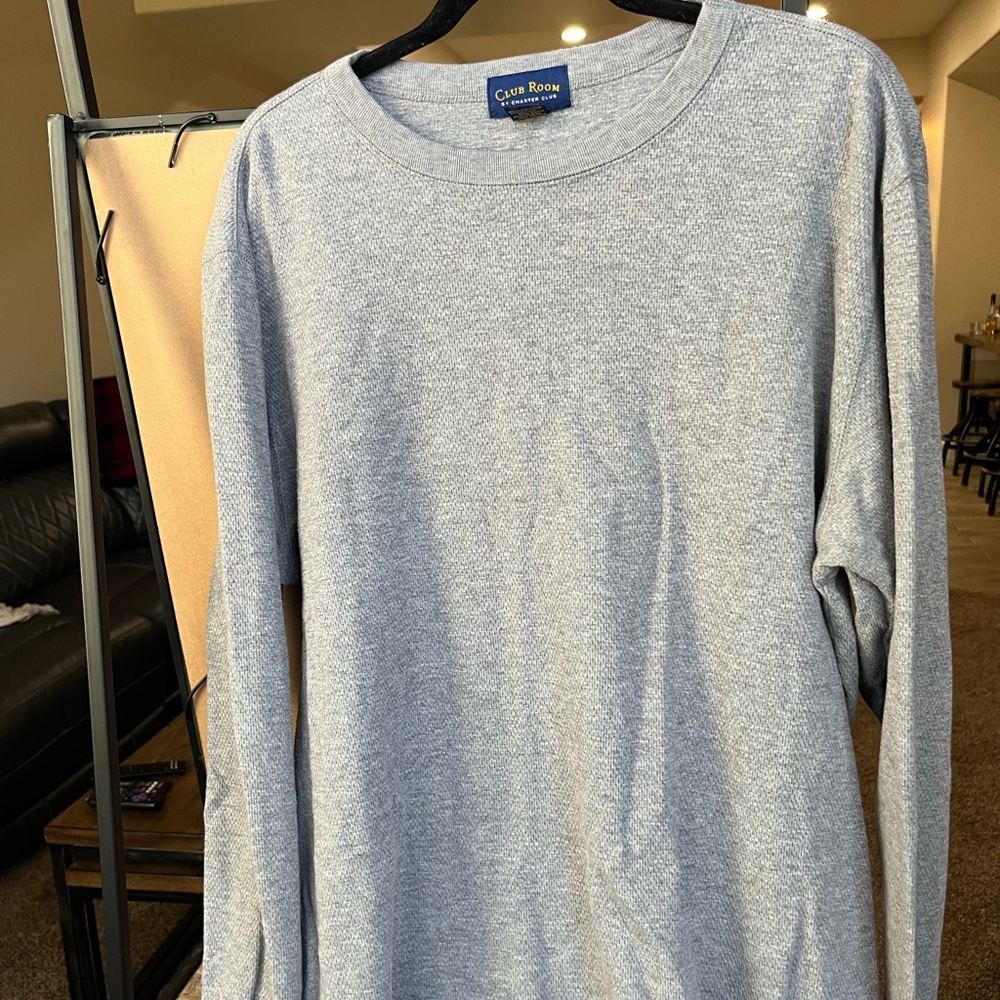 grey long sleeve shirt